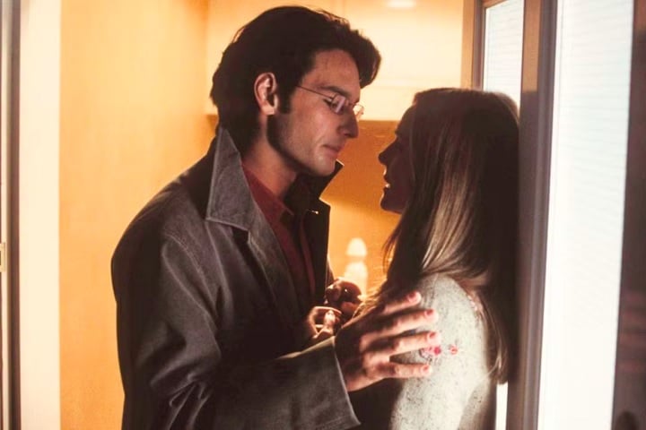 Ainda em 2003, fez parte do elenco de Simplesmente Amor. O elenco estrelado contou com nomes conhecidos, como Hugh Grant, Laura Linney, Liam Neeson e Emma Thompson.