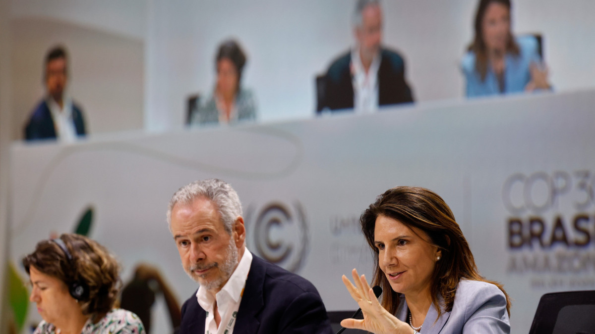 A CEO da COP30, Ana Toni, fala em coletiva de imprensa ao lado do presidente da conferência, André Corrêa do Lago