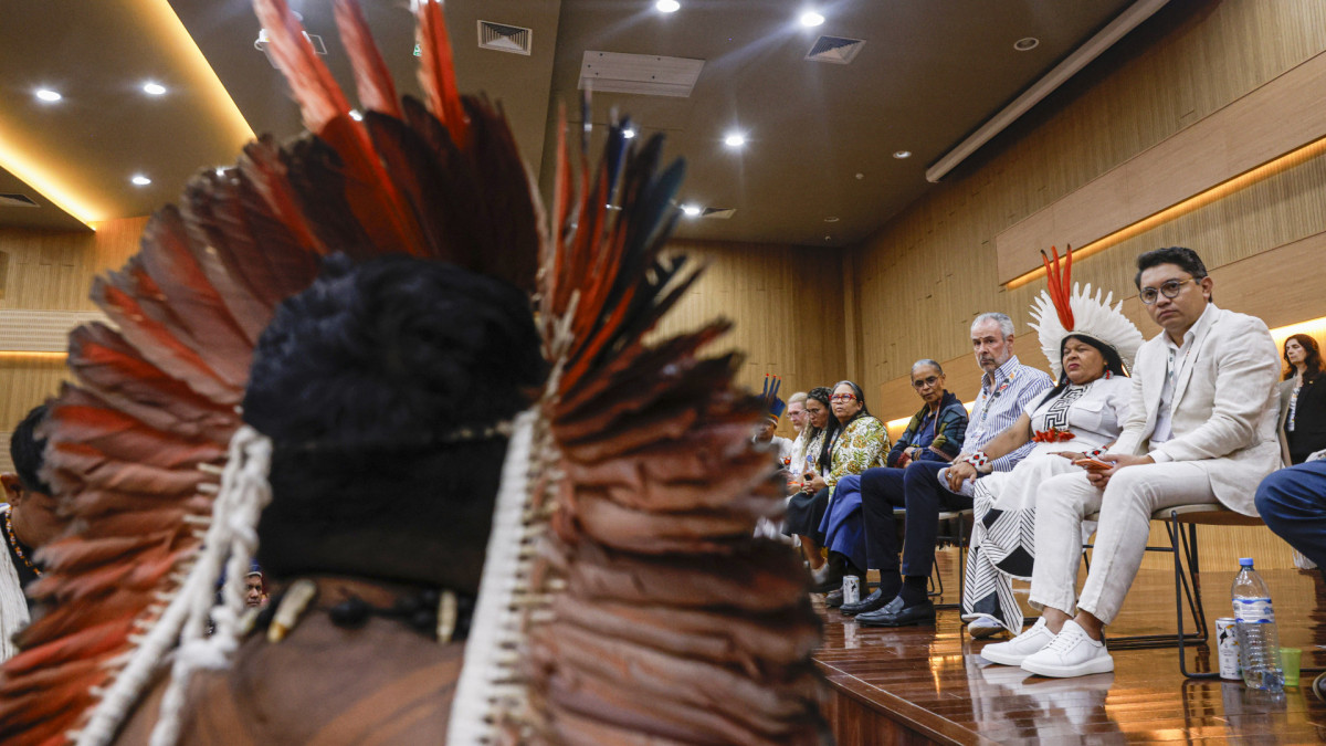 Belém (PA), 14/11/2025 - Indígenas Munduruku do Baixo Tapajós se reúnem com autoridades, entre elas o presidente da COP 30, André Corrêa do Lago, a ministra do Meio Ambiente, Marina Silva e a ministra  dos Povos Indígenas, Sonia Guajajaras, no auditório do Tribunal de Justiça de Belém.