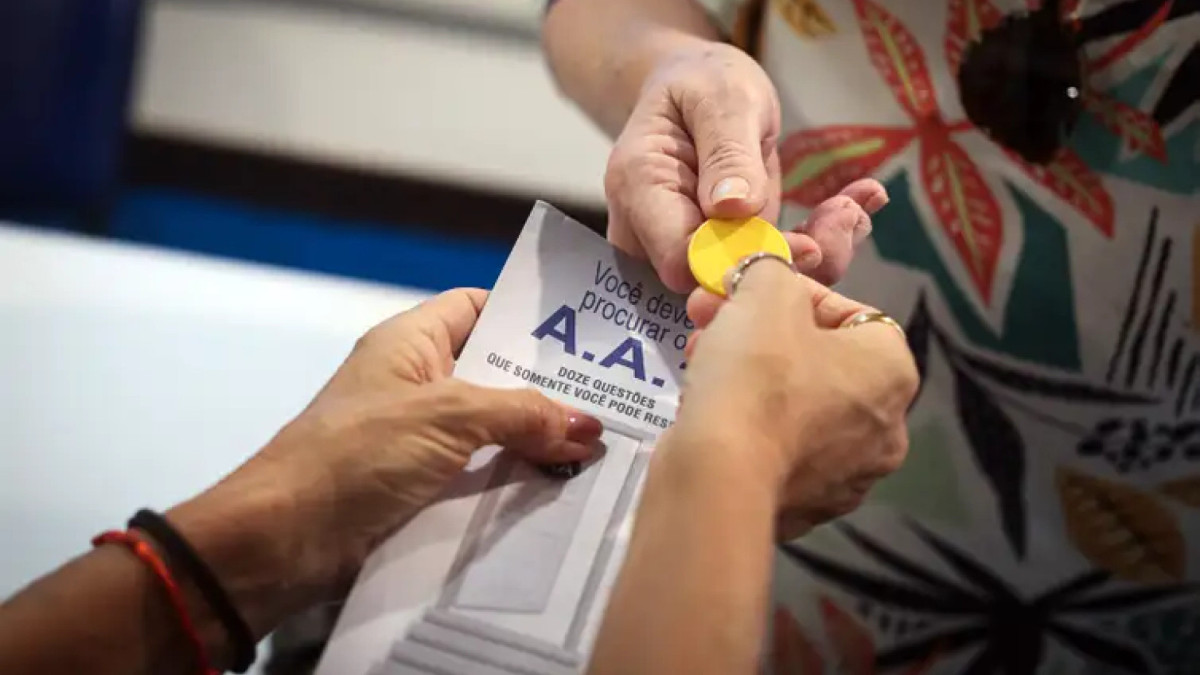 Grupos anônimos ajudam a identificar possíveis problemas alcóolicos e contorna-los; saiba onde encontrar 