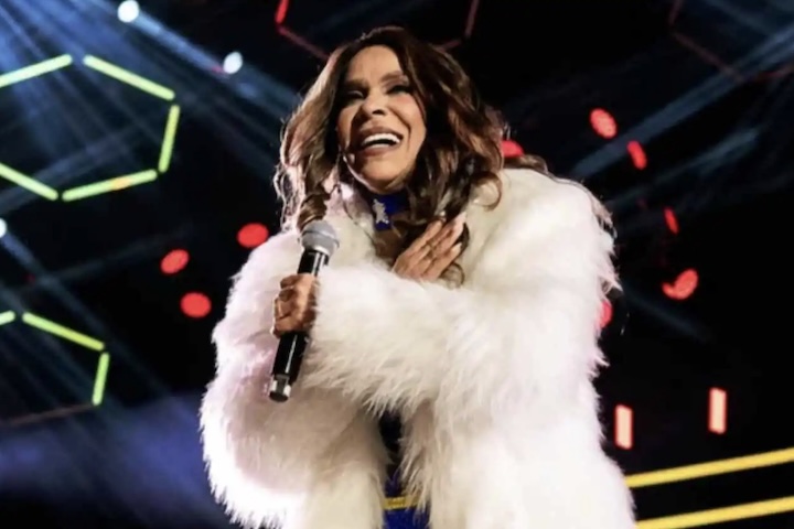 Segundo ela, a decisão ocorreu “em comum acordo” com os demais integrantes do grupo. Na mensagem, Silvânia expressou gratidão e relembrou sua trajetória e os momentos marcantes vividos na banda.