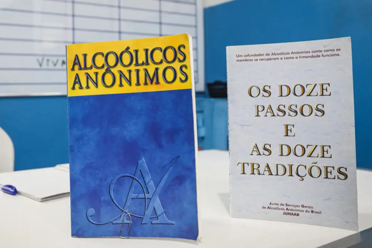 O programa de Alcóolicos Anônimos é baseado nos Doze Passos; entenda como participar das reuniões 