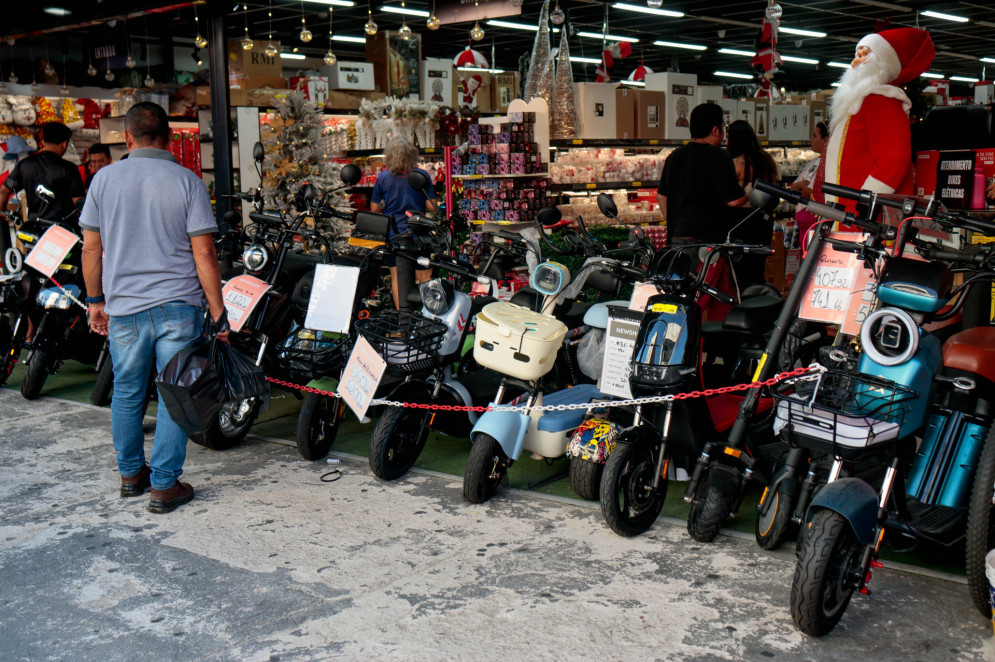 Com o aumento do uso de bicicletas el&eacute;tricas, lojas do Centro da cidade passaram e vender o equipamento que vem redesenha o tr&acirc;nsito em Fortaleza(Foto: Samuel Setubal)
