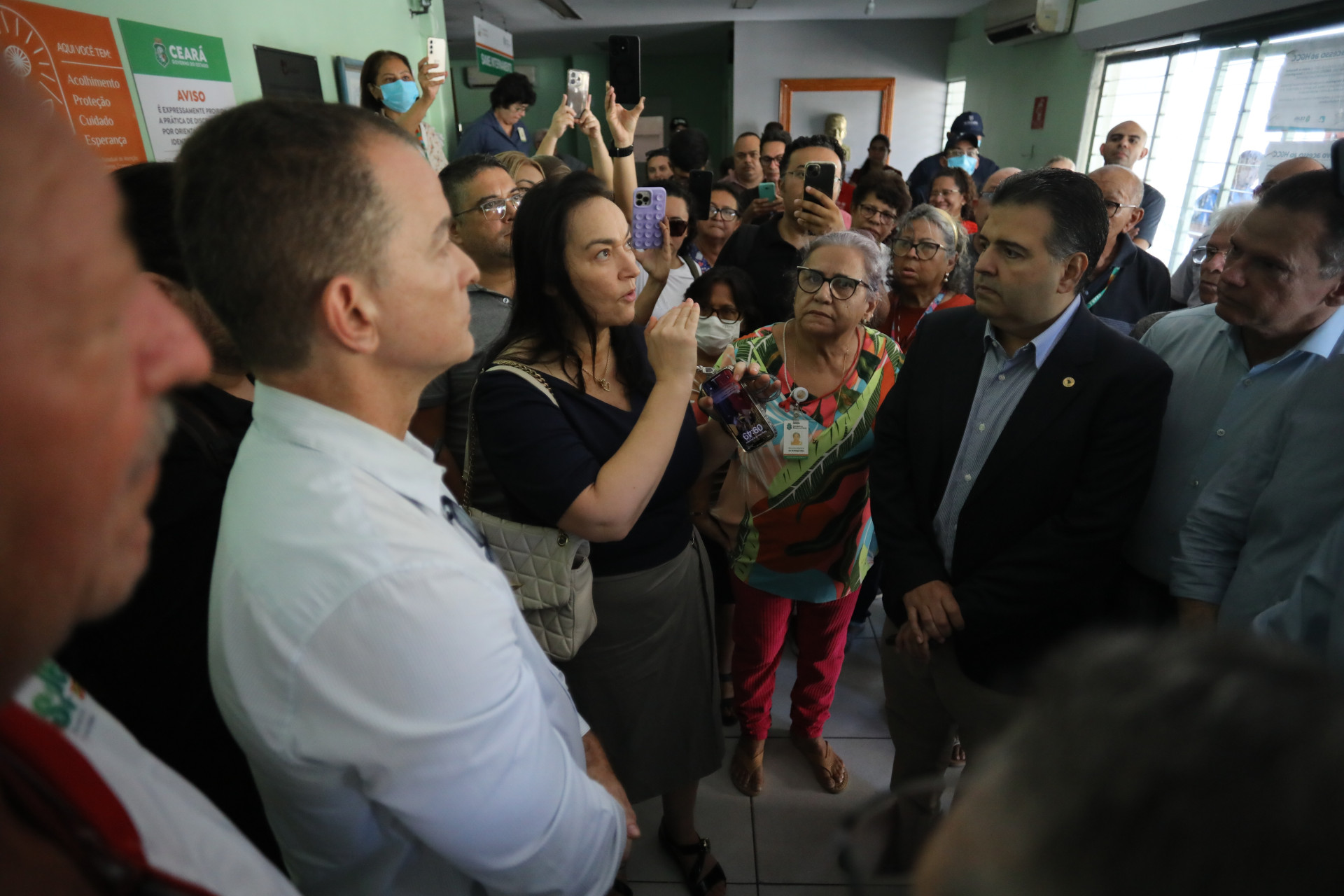 Deputados da oposição foram ao hospital César Cals após o incêndio