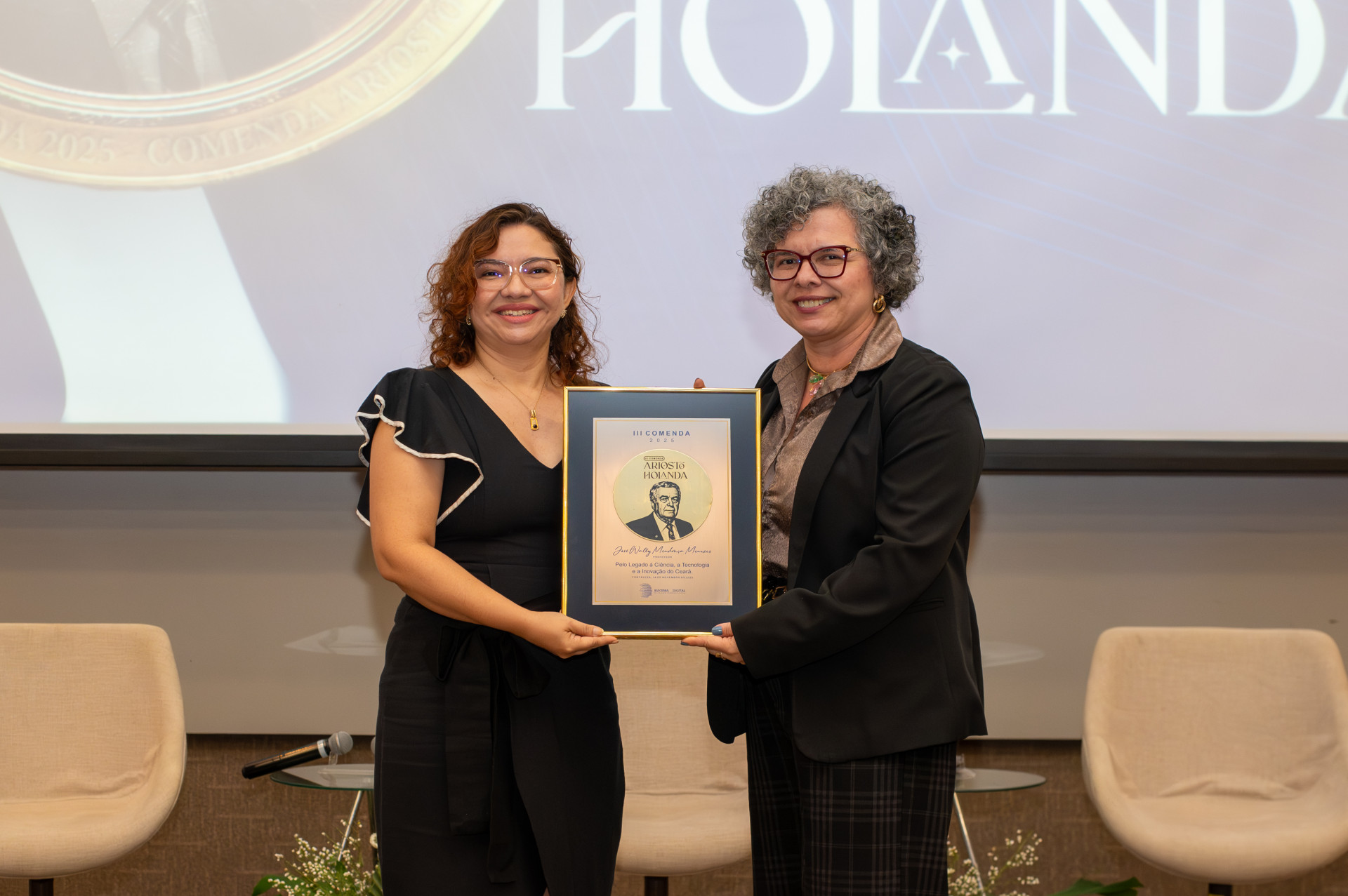 Pró-reitora Joelia Marques recebe Comenda Ariosto Holanda em nome do professor Wally Menezes