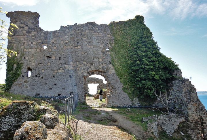 Durante a Idade Média, Trevignano desempenhou um papel estratégico devido à sua localização privilegiada, e vestígios desse período podem ser vistos nas ruínas do Castelo Orsini, que domina a paisagem da cidade.