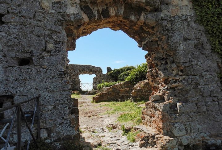 A cidade tem origens antigas, remontando à época etrusca, como evidenciado pelos achados arqueológicos na área, incluindo tumbas e artefatos que podem ser explorados no Museu Cívico local.