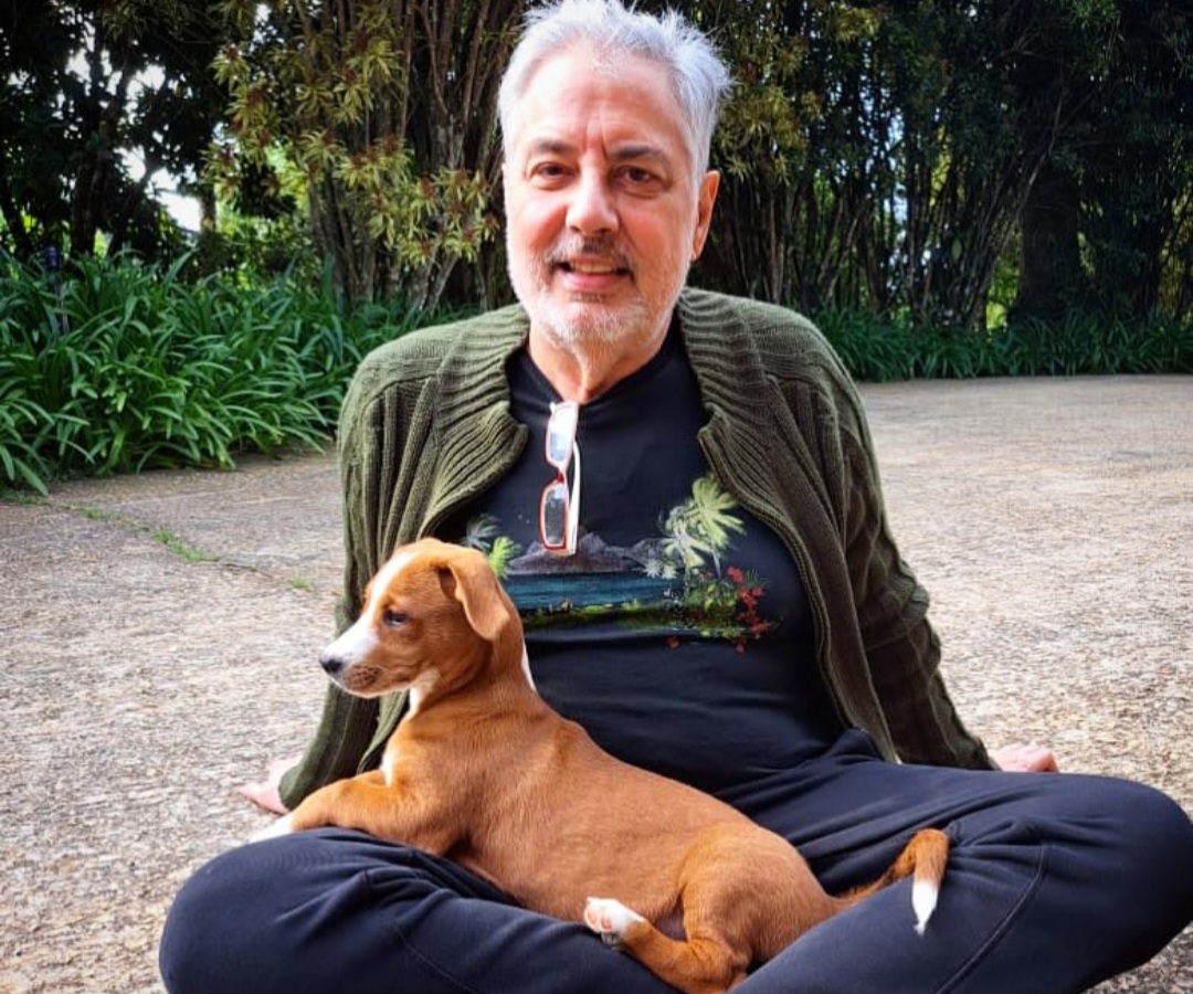 Ele adotou o cãozinho por intermédio da influenciadora Luisa Mell, ativista em defesa de animais. Me concedeu a graça dessa coisa mais graciosa vir parar aqui... para trazer uma alegria, que de alguma maneira esteve faltando durante um certo tempo, disse. 