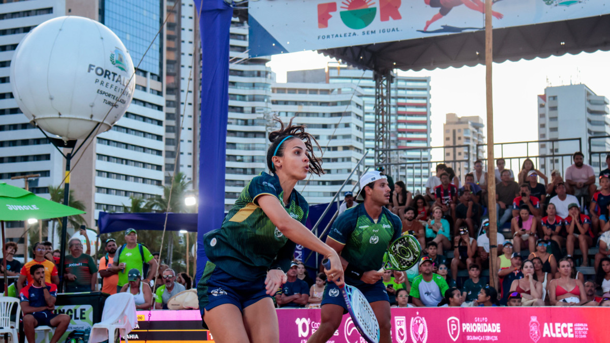 FORTALEZA, CEARÁ, BRASIL, 19-11-2025: Evento nacional de Beach Tennis com mega estrutura na Beira Mar, reúne competidores de todos os estados brasileiros. (Foto: Samuel Setubal/ O Povo)