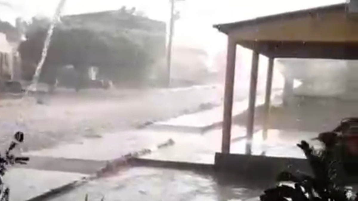 Chuva na comunidade de Riacho da Lapa, zona rural de Ipueiras
