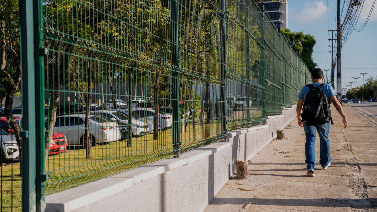 Anteriormente obra de Sérvulo Esmeraldo, muro do Centro Administrativo Bárbara de Alencar agora é feito em gradil metálico. (Foto: Fernanda Barros/ O Povo)