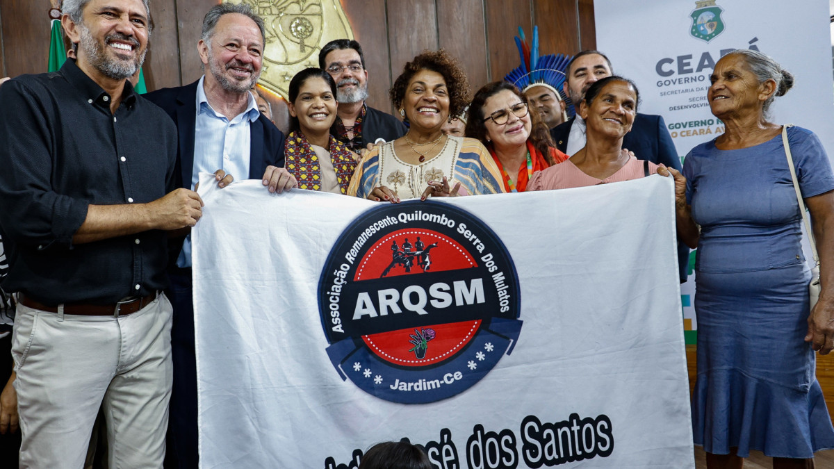 FORTALEZA, CEARÁ,  BRASIL- 19.11.2025:.  João Alfredo - Superintendente do Idace, Elmano de Freitas - Governador do Ceará, Zelma Madeira - Secretaria da Igualdade Racial.. O Governo do Ceará, por meio do Instituto de Desenvolvimento Agrário do Ceará (Idace), realiza, nesta quarta-feira (19), às 10h, no Palácio da Abolição, a titulação do Território Quilombola da Serra dos Mulatos, no município de Jardim.. 




 (Daniel Galber/Especial para O POVO)