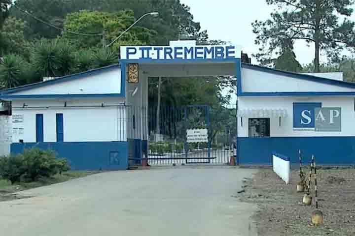 A produção retrata o cotidiano da Penitenciária Doutor José Augusto César Salgado, em Tremembé, no interior de São Paulo, conhecida como o “presídio dos famosos”.