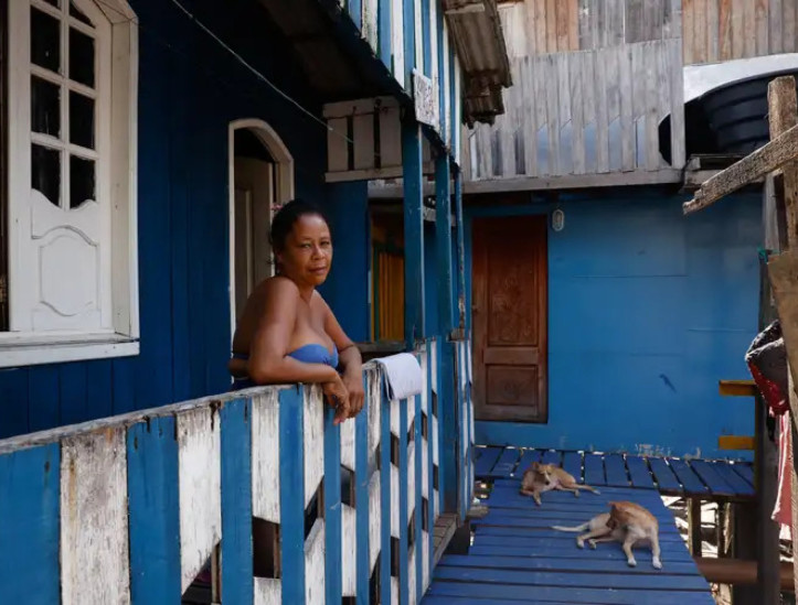 Maria Isabel, conhecida como Bebel, moradora da Comunidade da Vila da Barca, em Belém