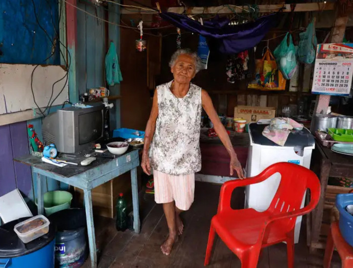 Cleonice da Silva Vera Cruz, aposentada de 77 anos, moradora da comunidade da Vila da Barca, em palafitas na baía do Rio Guajará