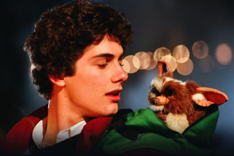 Zach Galligan e Gizmo em "Gremlins" (1984)