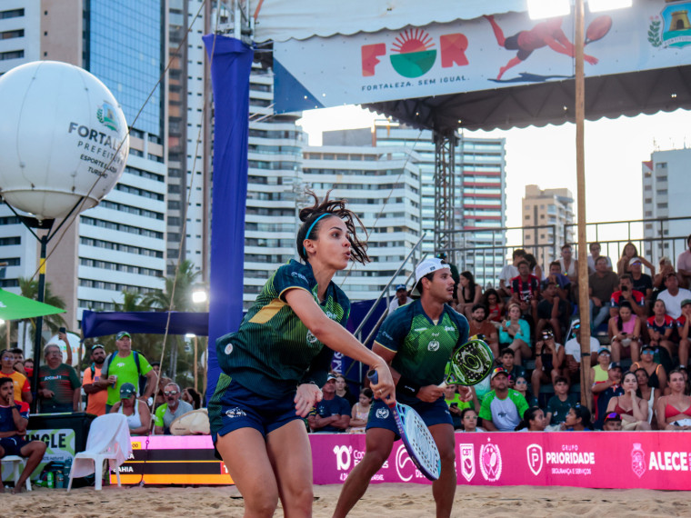 FORTALEZA, CEARÁ, BRASIL, 19-11-2025: Evento nacional de Beach Tennis com mega estrutura na Beira Mar, reúne competidores de todos os estados brasileiros. (Foto: Samuel Setubal/ O Povo)