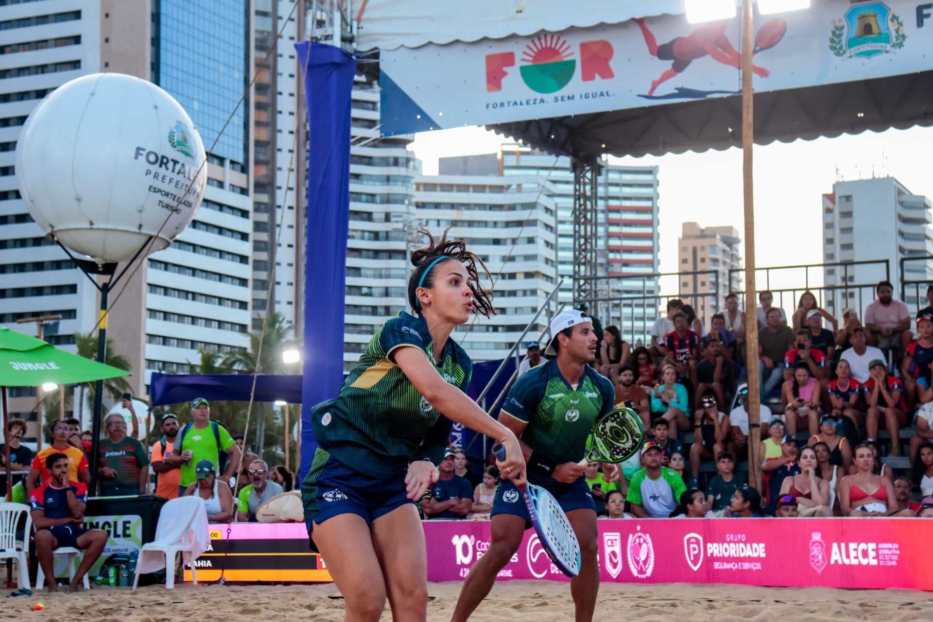 FORTALEZA, CEARÁ, BRASIL, 19-11-2025: Evento nacional de Beach Tennis com mega estrutura na Beira Mar, reúne competidores de todos os estados brasileiros. (Foto: Samuel Setubal/ O Povo) (Foto: Samuel Setubal)