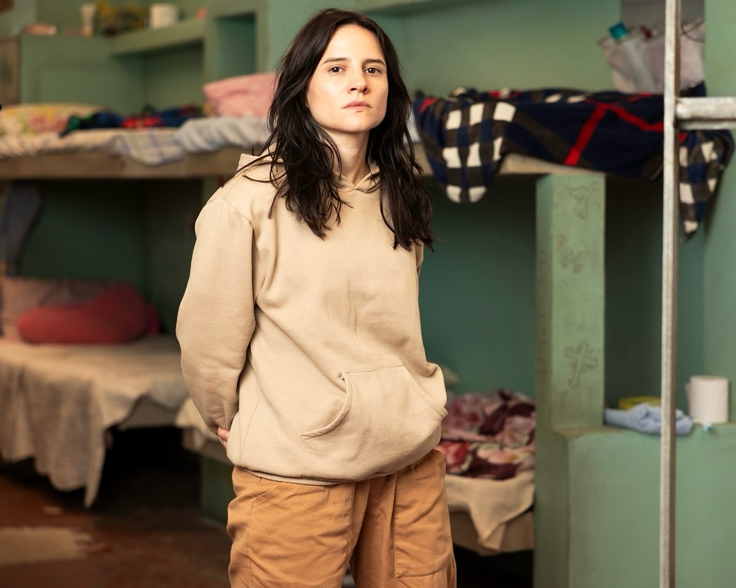 Anna Carolina é interpretada por  Bianca Comparato, atriz carioca conhecida por papéis de destaque em produções da Netflix. Formada em cinema em Londres, é elogiada pela versatilidade e intensidade de suas interpretações.