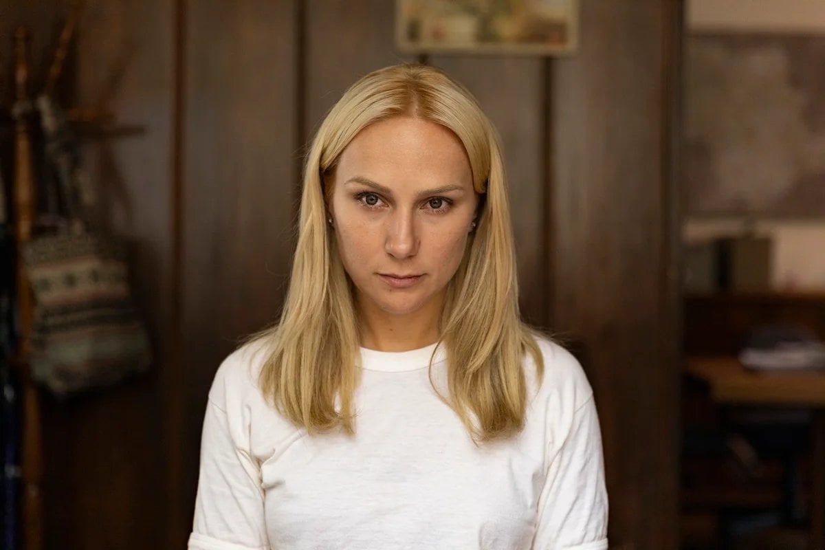 Elize é interpretada pela atriz Carol Garcia, que realizou uma preparação minuciosa, incluindo aulas práticas com um açougueiro para entender técnicas de corte e compreender o contexto do crime.