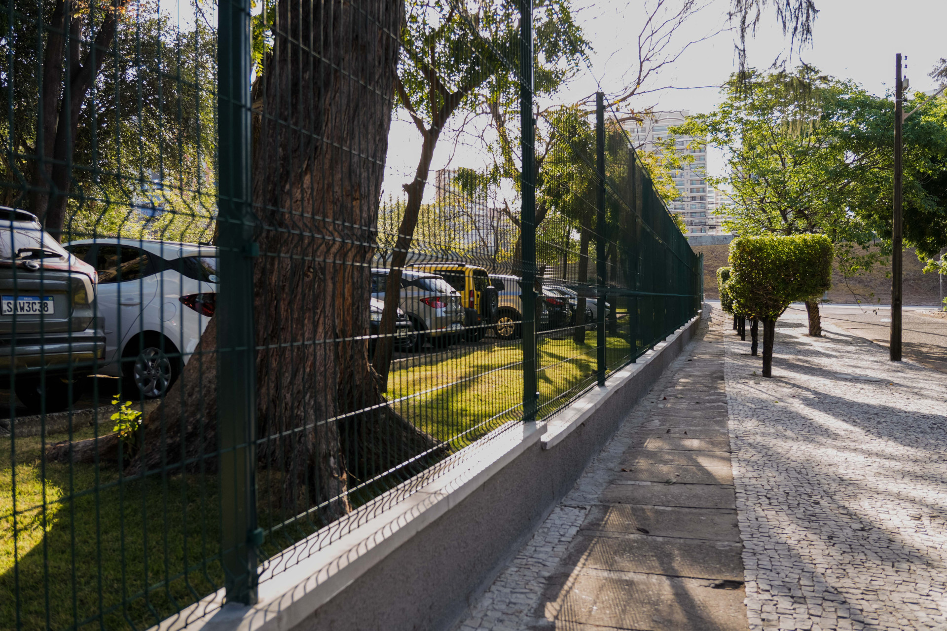 Anteriormente obra de Sérvulo Esmeraldo, muro do Centro Administrativo Bárbara de Alencar agora é feito em gradil metálico. (Foto: Fernanda Barros/ O Povo) (Foto: FERNANDA BARROS)