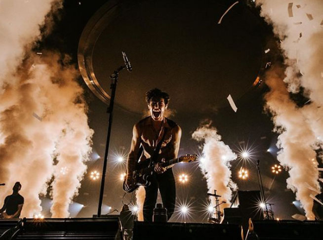 Em 2015, veio o álbum Handwritten, que alcançou o primeiro lugar nos Estados Unidos e no Canadá. Nele, Stitches se transformou em um hit internacional, abrindo portas para turnês, premiações e uma legião global de fãs.