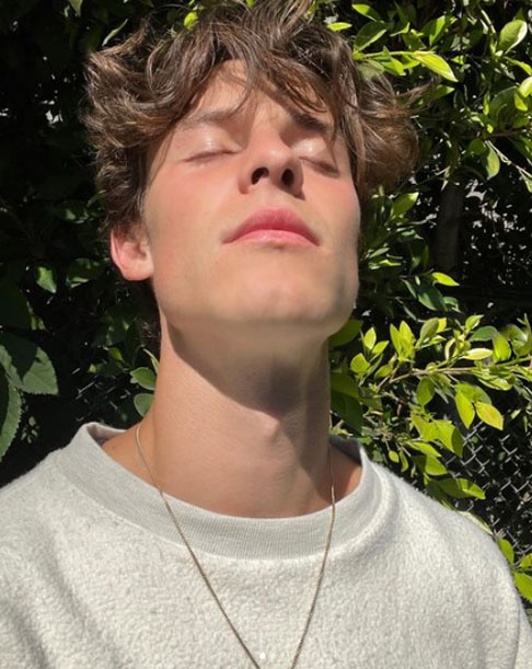 A história de Shawn Mendes começa em 8 de agosto de 1998, em Pickering, no Canadá. Filho de pai português e mãe britânica, cresceu em um ambiente familiar que valorizava a música, embora ele tenha desenvolvido boa parte de suas habilidades de forma autodidata.