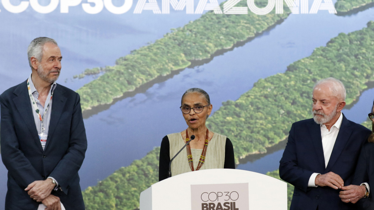 Presidente da República, Luiz Inácio Lula da Silva, ao lado do presidente da COP30, André Corrêa do Lago, e da ministra do Meio Ambiente, Marina Silva, durante entrevista coletiva após reuniões na COP30