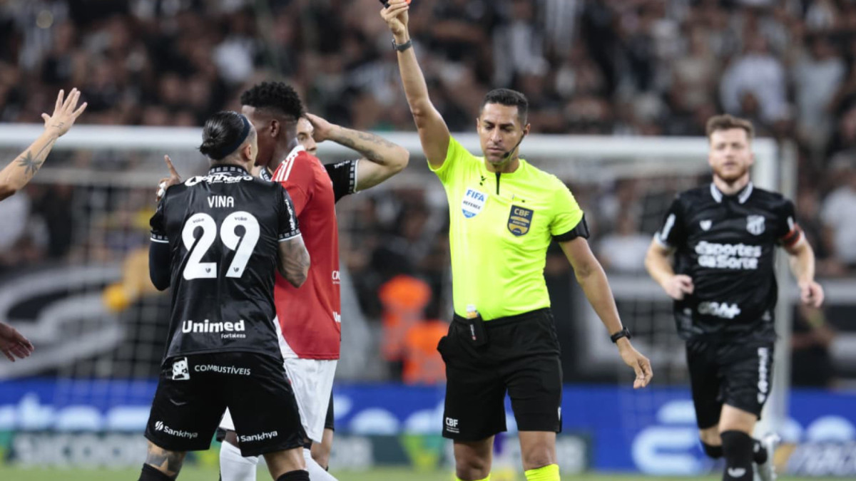 Vina foi expulso aos 3 minutos do jogo contra o Internacional após forte entrada no volante Luis Otávio