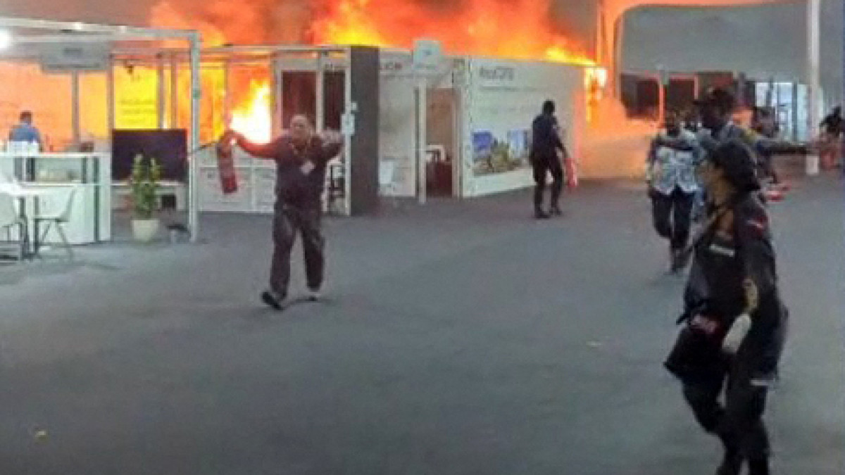 Captura de tela, extraída de uma gravação de vídeo da AFPTV, mostra equipes de emergência combatendo um incêndio que começou em um pavilhão dentro do local da COP30 em 20 de novembro de 2025.
