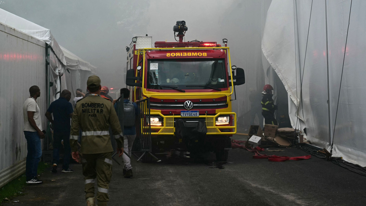 Bombeiros trabalham após um incêndio ter começado em um pavilhão durante a COP30, a Conferência das Nações Unidas sobre Mudanças Climáticas, em Belém, estado do Pará, Brasil, em 20 de novembro de 2025