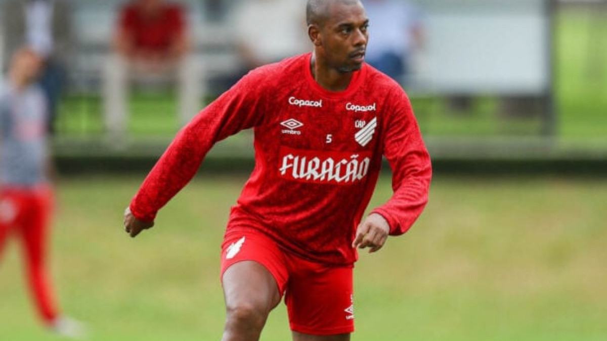 Volante, de 40 anos, decide pendurar as chuteiras em anúncio durante o jogo beneficente 