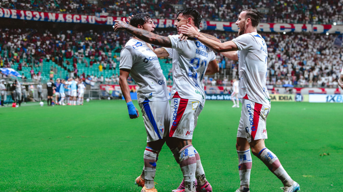 Jogadores do Fortaleza comemoram gol em jogo contra o Bahia, na Fonte Nova, pelo Campeonato Brasileiro Série A 2025