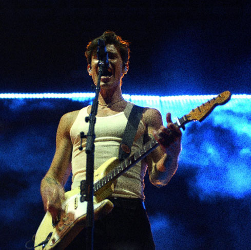 Em 2022, no entanto, interrompeu a turnê Wonder para cuidar da saúde mental. O retorno veio com força justamente em solo brasileiro: sua performance no Rock in Rio em 22 de setembro de 2024 marcou o fim de dois anos afastado das apresentações ao vivo.