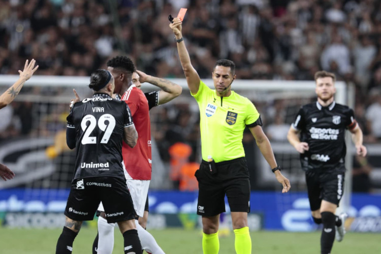 Vina foi expulso aos 3 minutos do jogo contra o Internacional após forte entrada no volante Luis Otávio