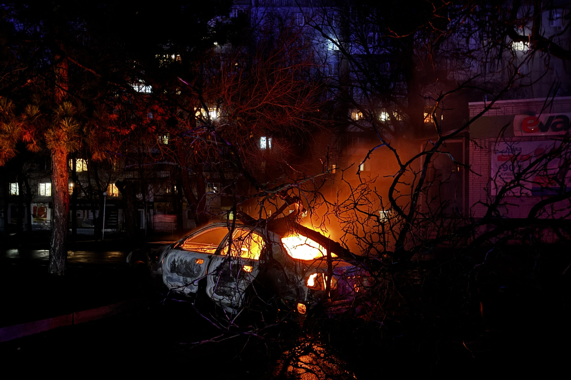 ￼CARRO em chamas no local de um ataque aéreo em Zaporizhzhia, ontem (Foto: Darya NAZAROVA / AFP)