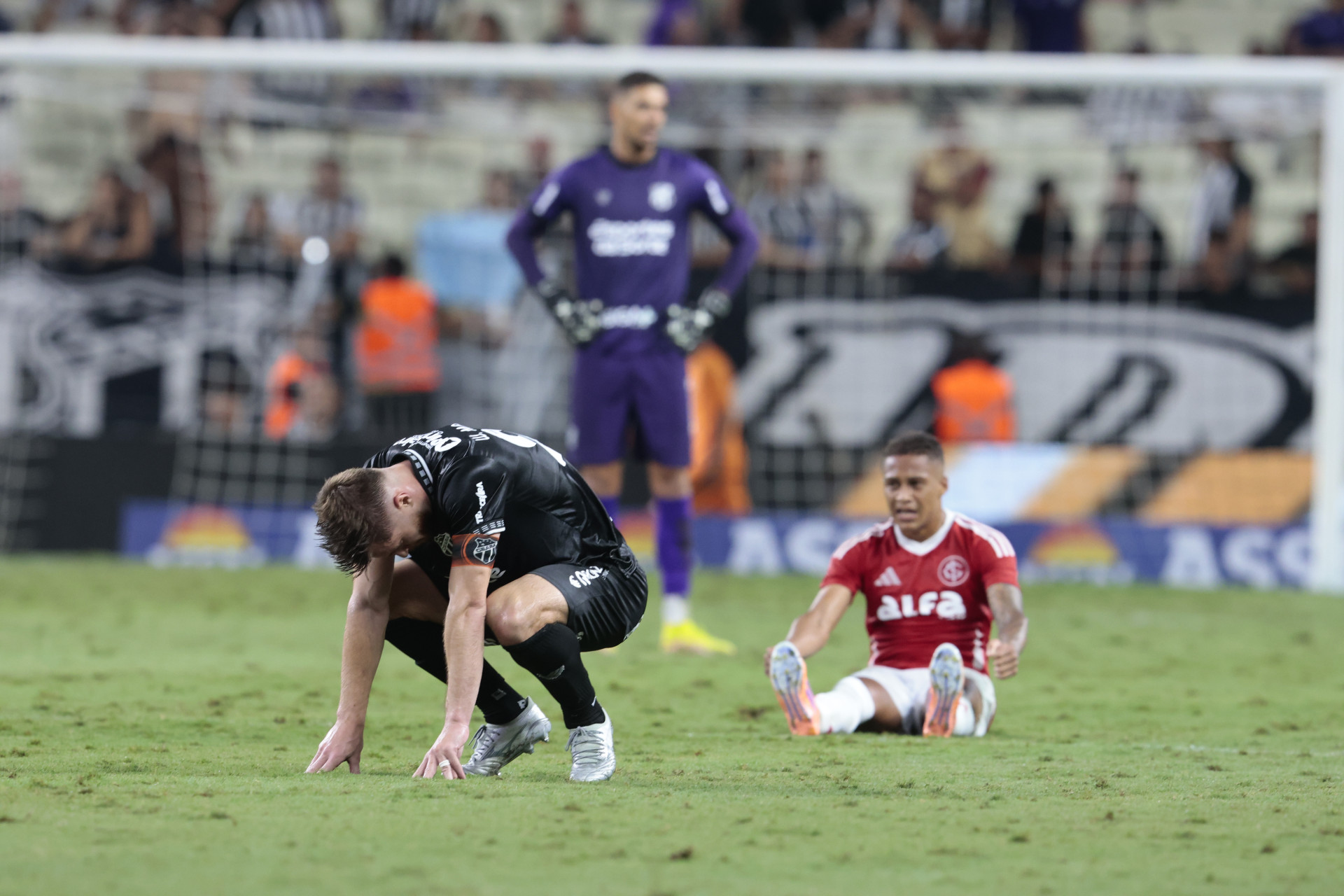 Willian Machado lamenta gol do Internacional (Foto: Samuel Setubal)