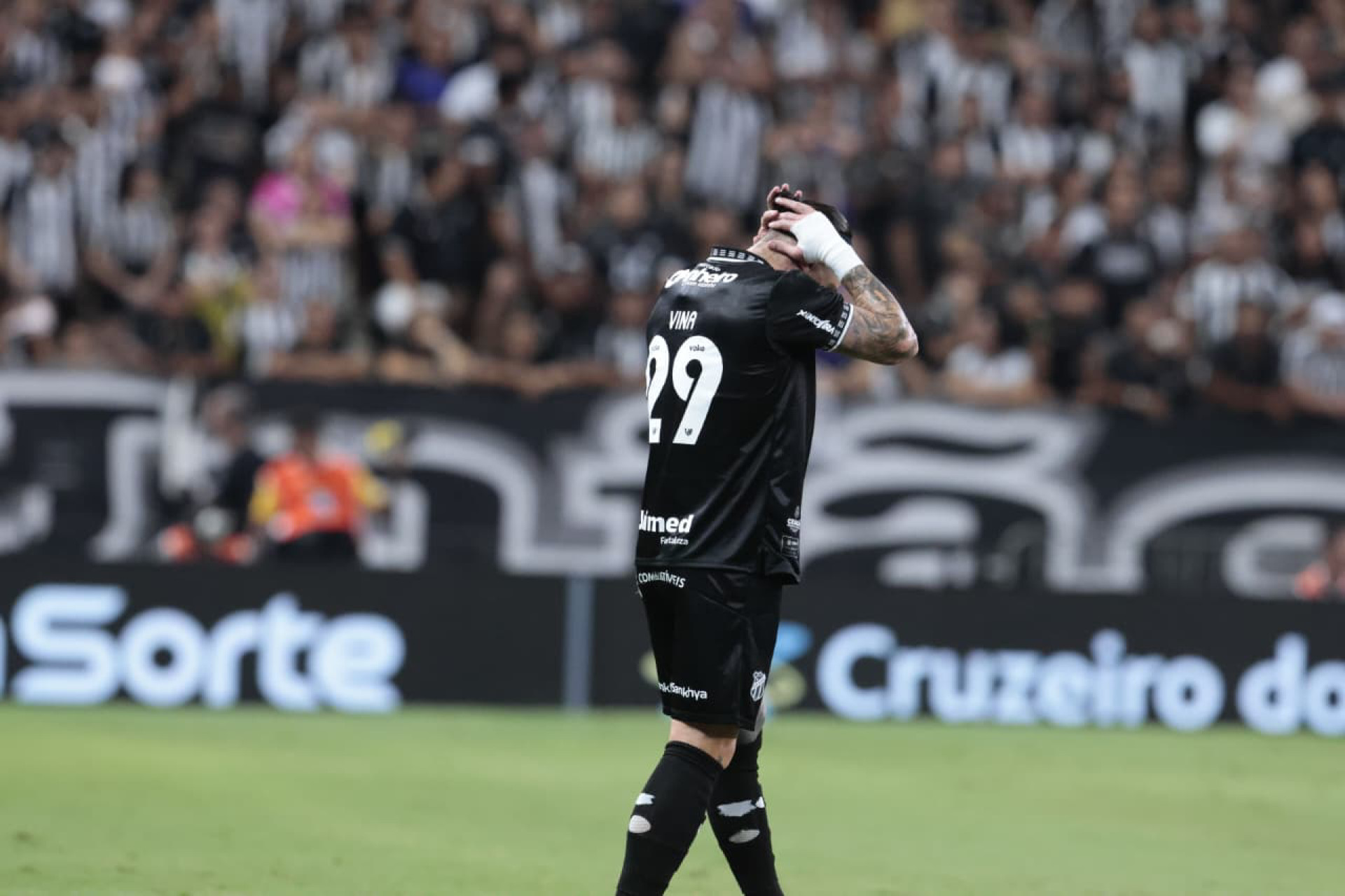 Expulsão de Vina simbolizou um time "pilhado" e estressado na fase decisiva da Série A (Foto: Samuel Setubal)