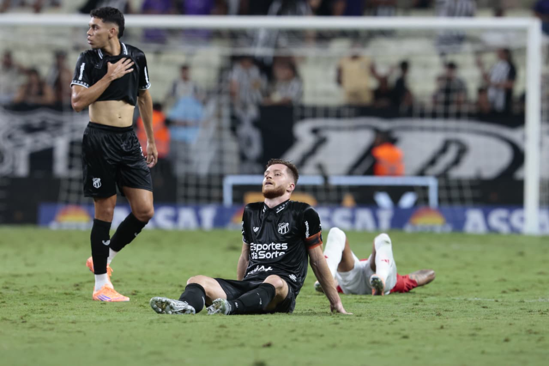 Willian Machado, zagueiro do Ceará, lamenta derrota para o Internacional (Foto: Samuel Setubal)