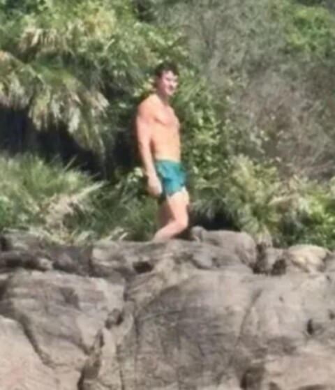 Pouco depois, o artista retornou à capital baiana e foi visto na praia do Buracão, onde tirou fotos com fãs e virou meme por aparecer repetidamente com o mesmo short verde - o que rendeu brincadeiras nas redes. A recepção calorosa apenas reforçou a afinidade entre o cantor e o público brasileiro.