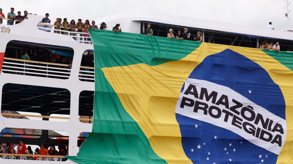 Delegações de países criticam o rascunho da presidência da COP30 e defendem que o texto inclua um roteiro para a eliminação dos combustíveis fósseis, intensificando as negociações em Belém.