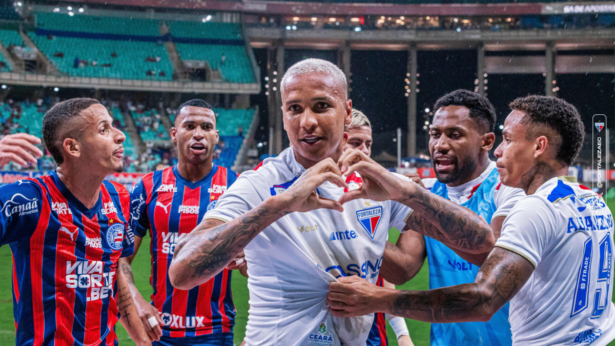 Deyverson, atacante do Fortaleza, comemora gol marcado diante do Bahia