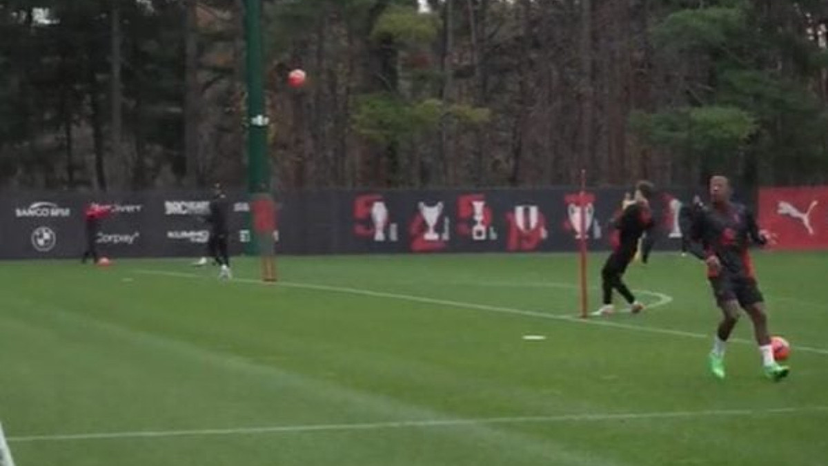 Assista aos jogadores do Milan afinarem o toque durante o treino antes do confronto contra a Inter de Milão pela Serie A.