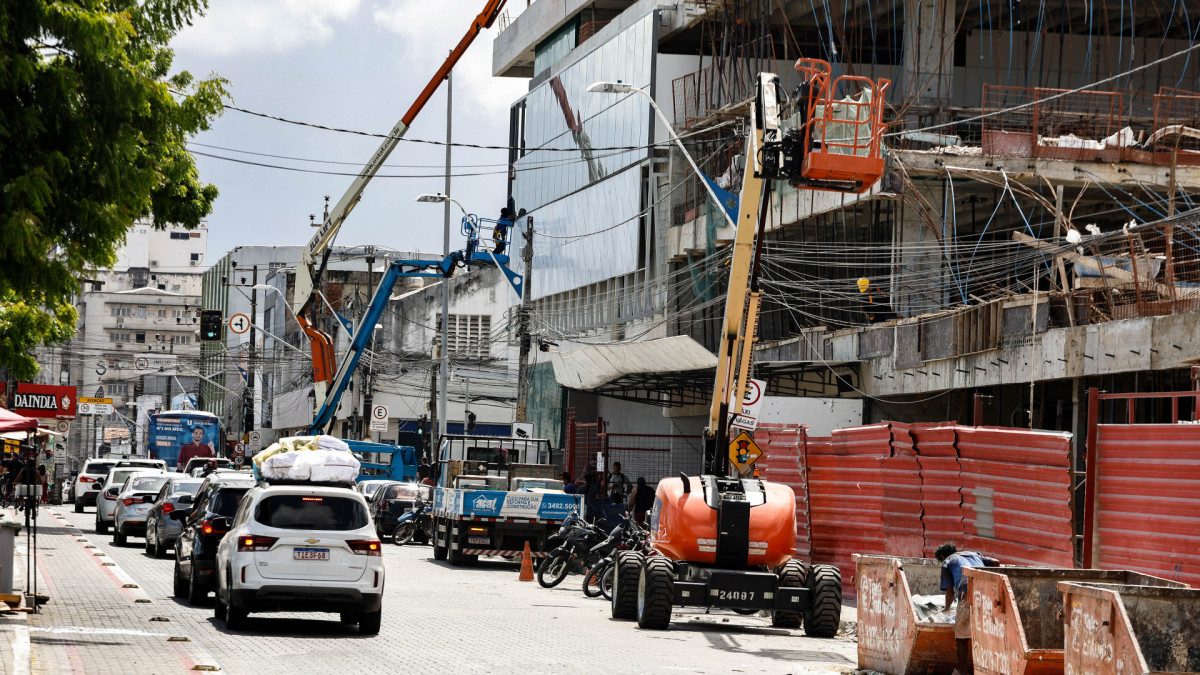 ￼PEDESTRES reclamam da ocupação das calçadas nos arredores do shopping