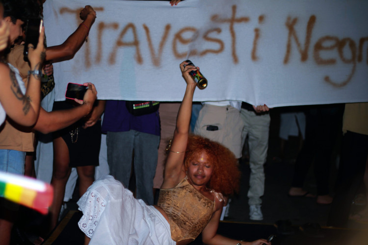 Angela Abuk Shakur, chamada de Abuk 007, considera-se uma "travesti negra viva" 