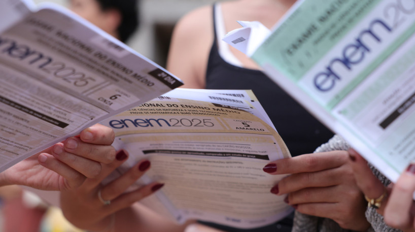 Resultado do Enem 2025 ser&aacute; divulgado nesta sexta-feira, 16. Saiba o hor&aacute;rio, como consultar e quais processos seletivos aceitam o resultado do exame.  