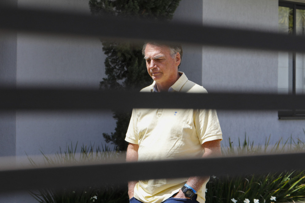 Bolsonaro fez uso de ferro de solda em tornozeleira eletrônica, revela documento