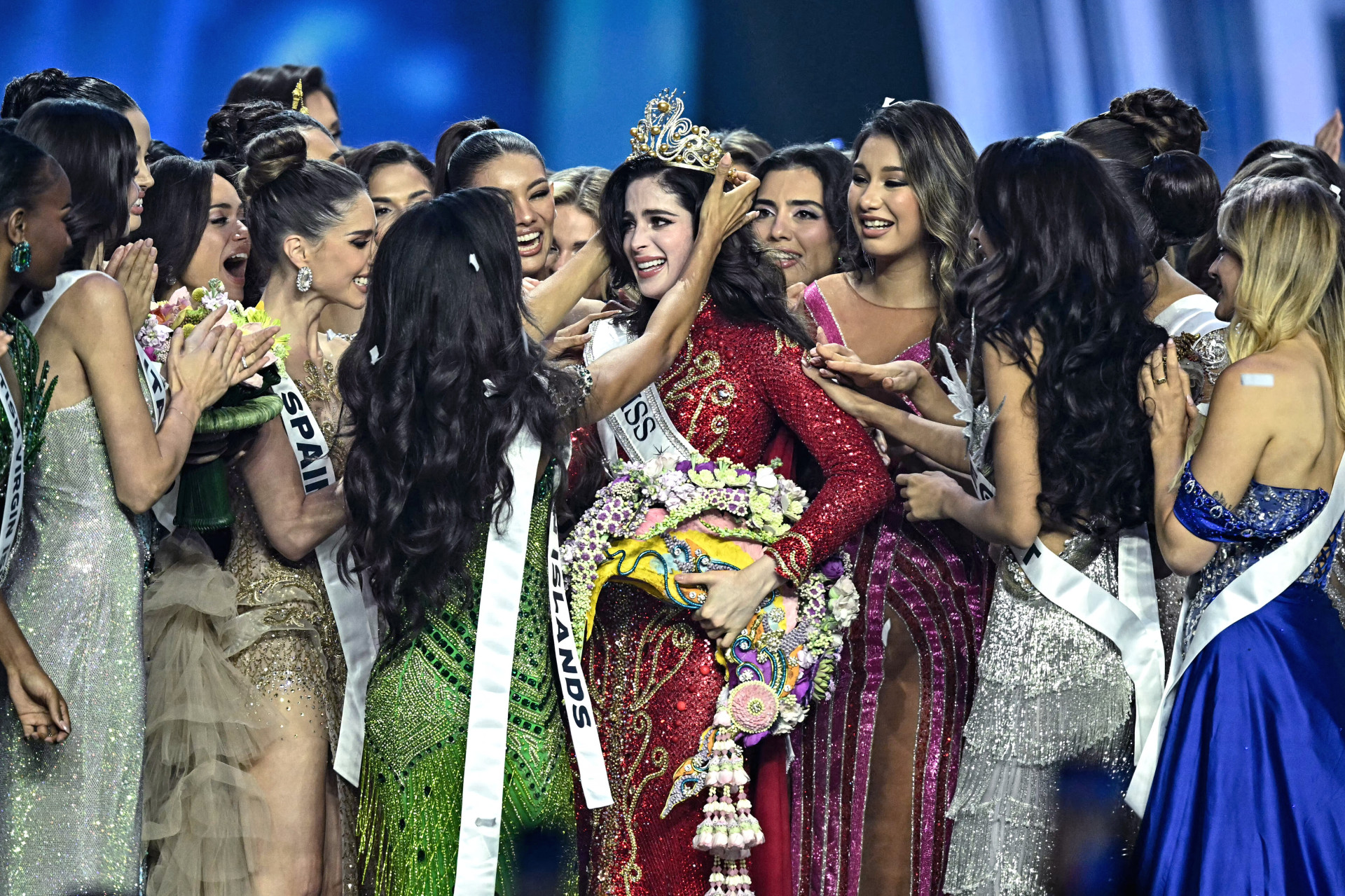 FOTO DE DESTAQUE - A Miss México Fatima Bosch (C) está rodeada de candidatas enquanto celebra a sua vitória no concurso Miss Universo 2025 em Nonthaburi, ao norte de Bangkok, em 21 de novembro de 2025. (Foto de Lillian SUWANRUMPHA / AFP) (Foto: Lillian SUWANRUMPHA / AFP)