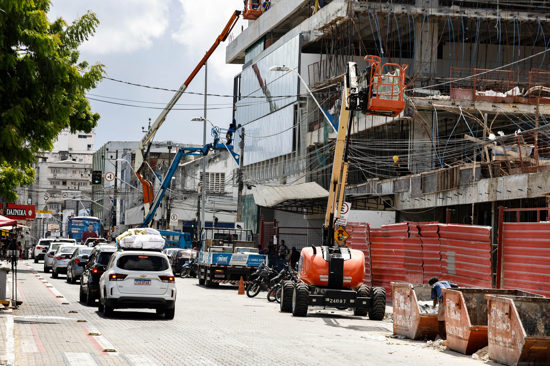 ￼PEDESTRES reclamam da ocupação das calçadas nos arredores do shopping (Foto: DANIEL GALBER/ESPECIAL PARA O POVO)