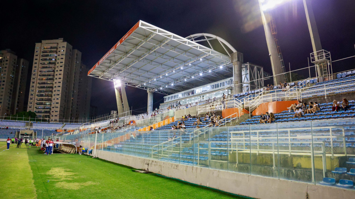 Fortaleza, Ce , BR - 21.11.25 - Classico Rainha - Primeiro jogo da final do campeonato cearense feminino entre as equipes do Ceará e Fortaleza no Estádio Presidente Vargas (FCO FONTENELE/O POVO)